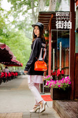 明星爱街拍：娄艺潇潇洒出镜 诠释夏日缤纷浪漫