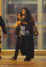 独家：林志玲回京穿着保守 双手紧握胸前