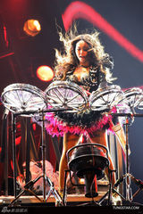 组图：张惠妹台北热力开唱 羽毛装惊艳大秀爵士鼓