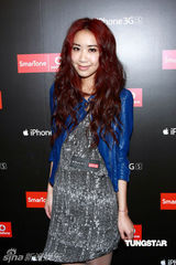 幻灯图：方力申邓丽欣出席商演 牵手对唱十分默契