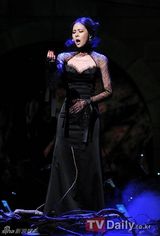 组图：韩星朴志胤Dana等盛装出演TVN台节目