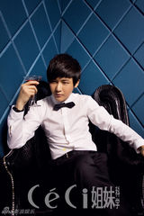 组图：李炜圣诞主题大片曝光 躺浴缸卖萌