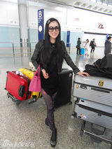 幻灯图：霍思燕素颜抵港 挽天价名包可爱头饰抢镜