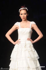 组图：名模庄思敏为时装展走秀 完美展现民族风