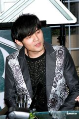 幻灯图：周杰伦否认和蔡依林复合 自言单身也快乐