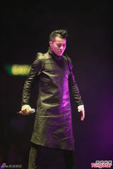 组图：谢霆锋陈慧琳等红馆开唱 悼念张耀荣