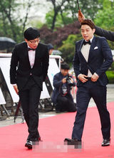 组图：刘在石现身百想红毯气质沧桑