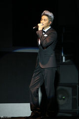 组图：吉杰首唱会红与黑经典造型夺人眼球