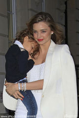 组图：米兰达可儿白色修身裙端庄 紧抱沉睡爱子