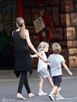 组图：朱莉带龙凤胎玩遍游乐场 母女抱玩偶卖萌