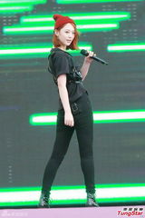 组图：香港巨蛋音乐节f(x)领衔冒台风献歌舞