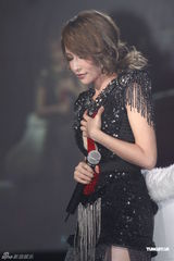 组图：萧亚轩不畏低温卖性感 与罗志祥合体演出