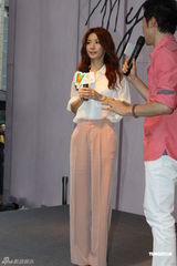 高清组图：田馥甄上海签售 和粉丝亲昵合影无架子