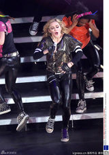 组图：麦当娜巡演华盛顿开唱 当众脱裤性感撩人