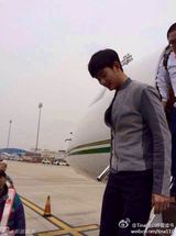 组图：金秀贤录《最强大脑》 乘私人飞机到达