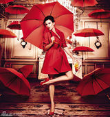 组图：佩内洛普火红大片美艳 手拿酒杯高贵性感