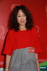 组图：万绮雯无线首拍剧自曝总出错