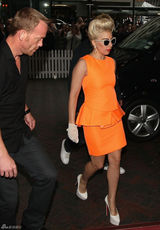 组图：Lady Gaga亮橘色OL裙遭粉丝簇拥