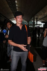 组图：陈豪启程加拿大办婚宴 拒谈陈茵媺怀孕