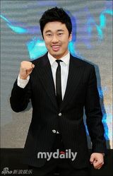 组图：金贤重宣传新剧《感激时代》左拥右抱