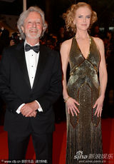 组图：妮可戛纳走红毯 长裙高贵大秀无瑕美背