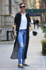 组图：米兰达破洞现身纽约演绎潮范儿辣妈