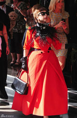 组图：Lady Gaga红裙扮贵妇 反季节穿衣雷人