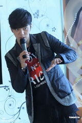 组图：罗志祥携新专辑进京 挑女友需考虑妈妈意见