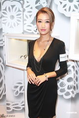 组图：谢婷婷低胸性感秀乳沟 欲与男友筑爱巢