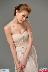 组图：周秀娜拍广告着晚装优雅 难忘新人回忆