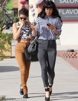 组图：比伯前女友现身洛城 高腰裤出街赘肉凸显