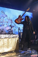 组图：乱弹阿翔蕾丝装宣传新歌 蔡健雅现场支持