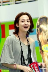 幻灯图：张根锡香港会影迷 中性露肩衫显魅惑