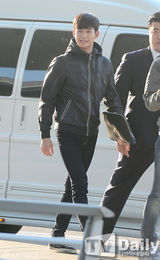 组图：金秀贤全智贤机场重聚 黑白配登对