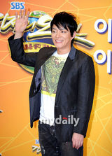 组图：金正恩李范秀任SBS台选秀节目评委出席宣传