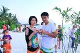 组图：张丹峰洪欣夫妇甜蜜度假 海边嬉闹秀恩爱