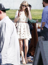 高清图：泰勒-斯威夫特穿白色蕾丝裙逛跳蚤市场