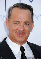 组图：汤姆-汉克斯挽爱妻亮相艾美奖红毯面色红润