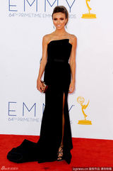 组图：艾美奖红毯 女主播克里基娜-兰西克高开衩黑裙曲线动人