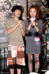 组图：RubberBand机场获特殊照顾 将为陈思彤写歌