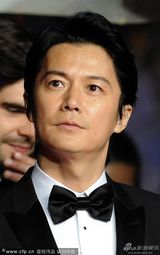 组图：《如父如子》戛纳首映 真木阳子撞色抢眼