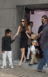 高清组图：皮特朱莉一家人伦敦合家欢享受天伦之乐