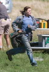 组图：克里斯-派恩新片扒衣露胸肌 罗比秀美腿