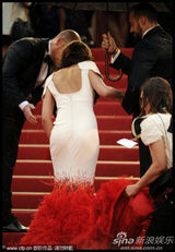 组图：《爱》戛纳首映 科尔白底红尾裙别具一格