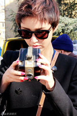 组图：张歆艺巴黎时装周抽空闲逛市场狂购