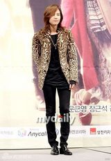 组图：张根锡文根英出席新剧《玛丽外宿中》发布会