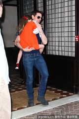 组图：汤姆-克鲁斯离婚后首探爱女 遭狗仔围堵