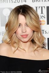 组图：皮驰斯-盖尔多夫性感亮相 露香肩蛮腰