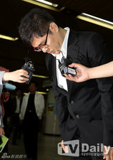 组图：韩笑星金勇万涉赌遭调查鞠躬致歉