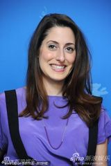 《阿曼尼亚》发布会 女星Aylin Tezel 红裙俏丽(图)